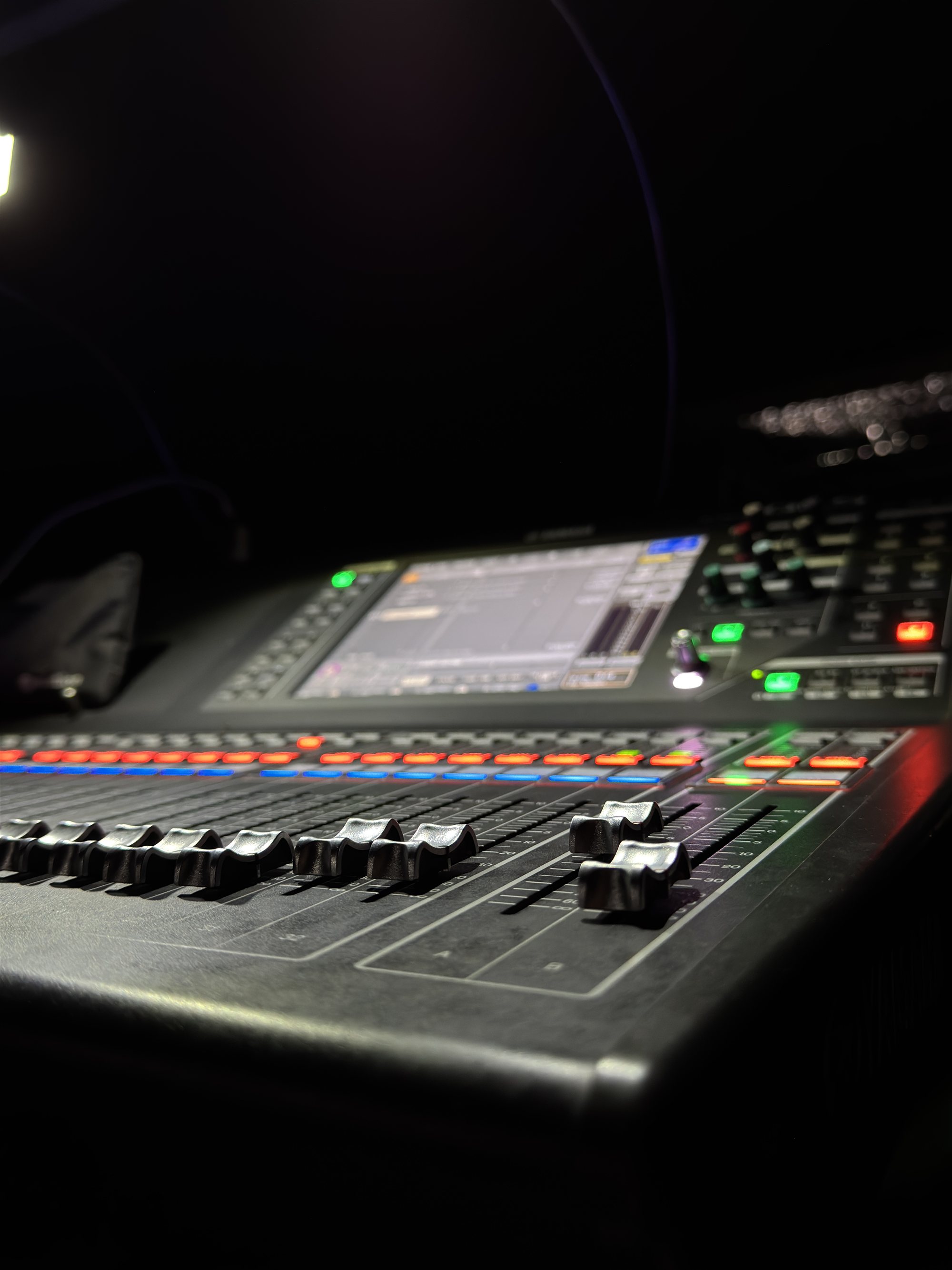 Gros plan sur une console de sonorisation