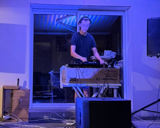 DJ_VUEGOR aux platines pendant une soirée de nuit
