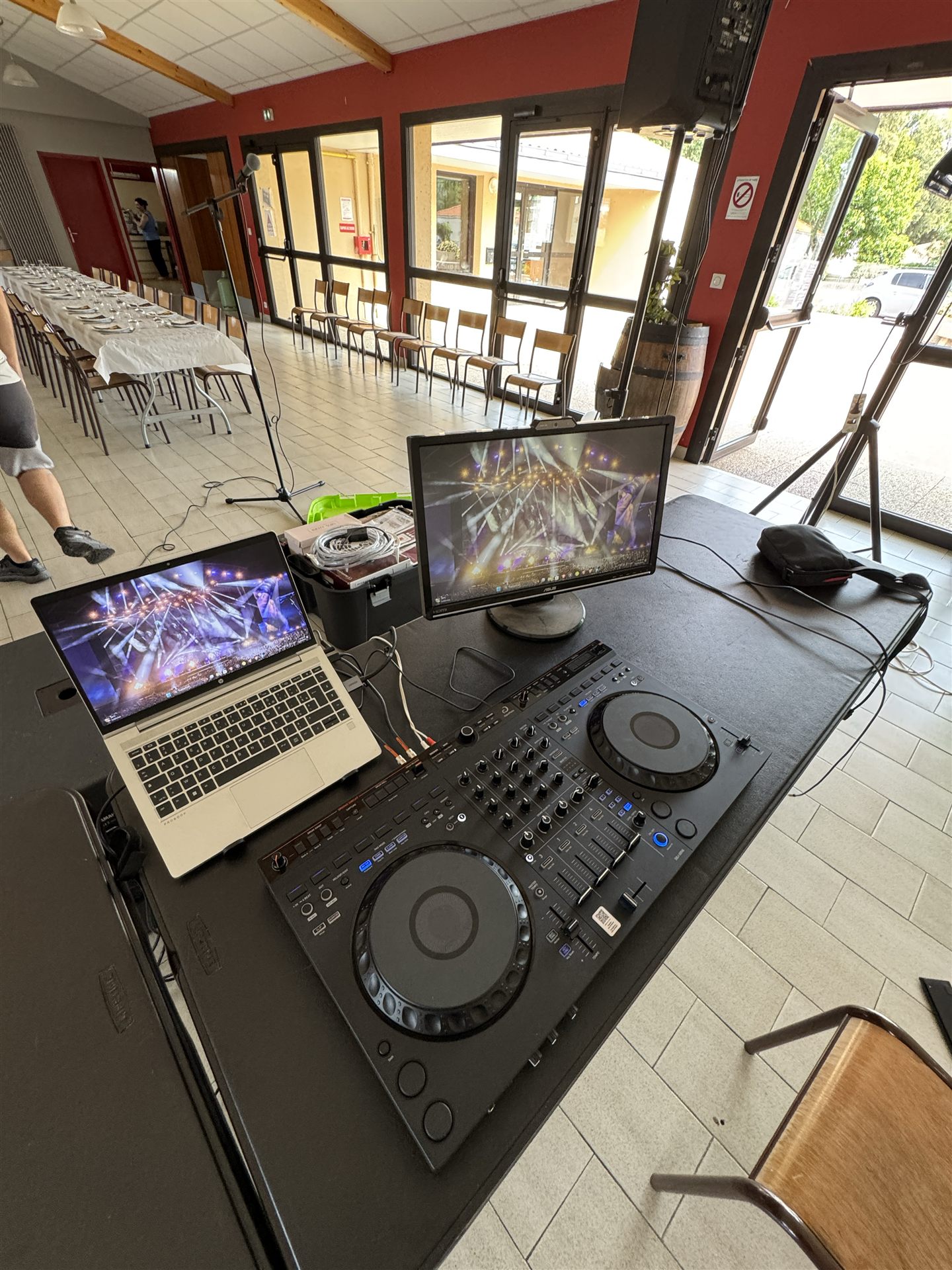 Scène DJ installée au Foyer Rural