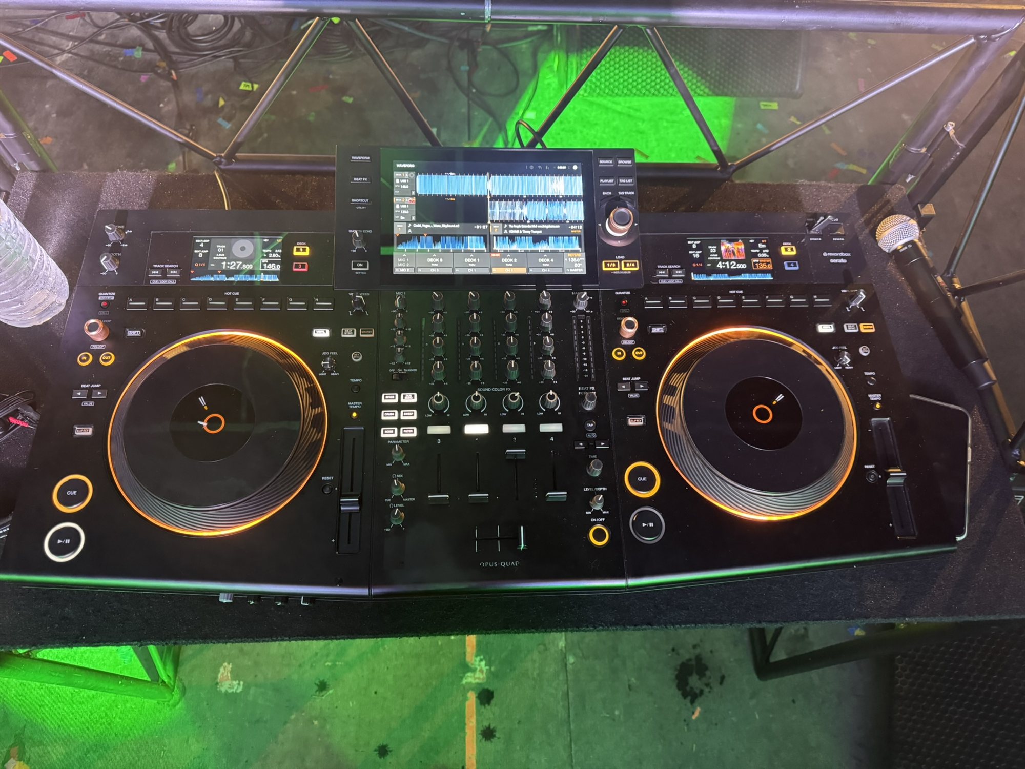 Régie DJ installée et éclairée avant l'ouverture d'une soirée