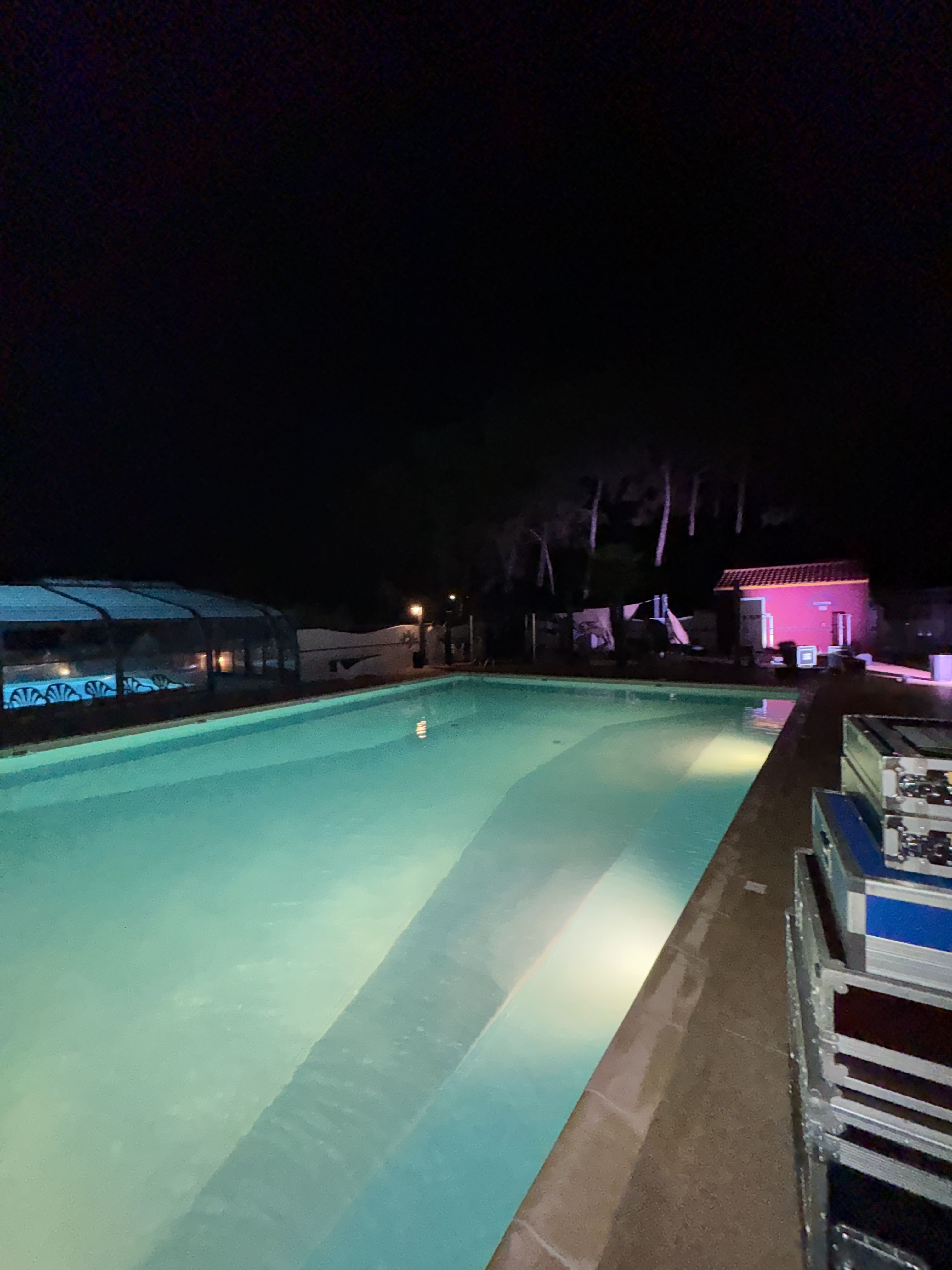 Ambiance nocturne en bord de piscine pendant une soirée