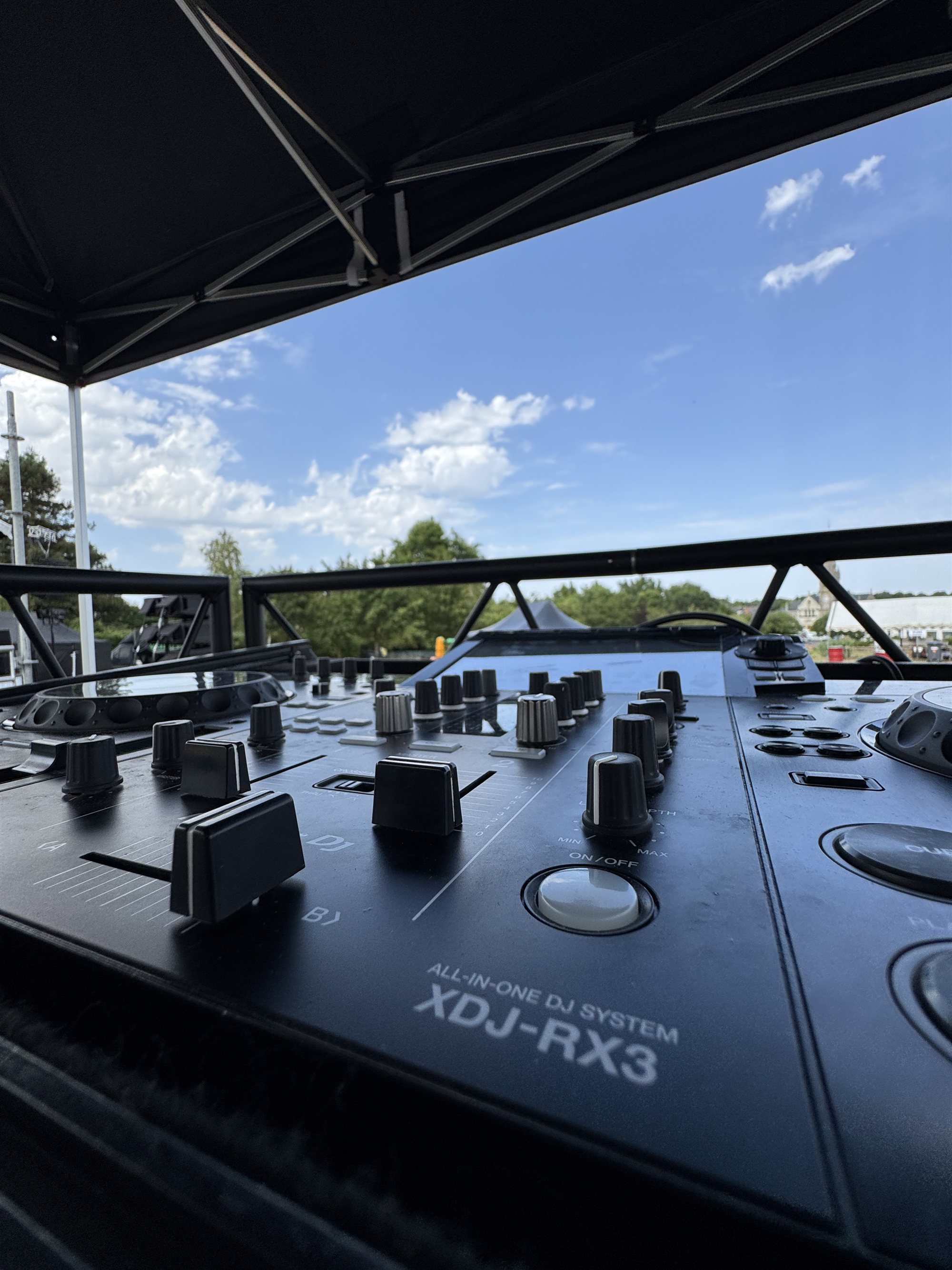 Platine Pioneer DJ XDJ-RX3 installée sous un barnum